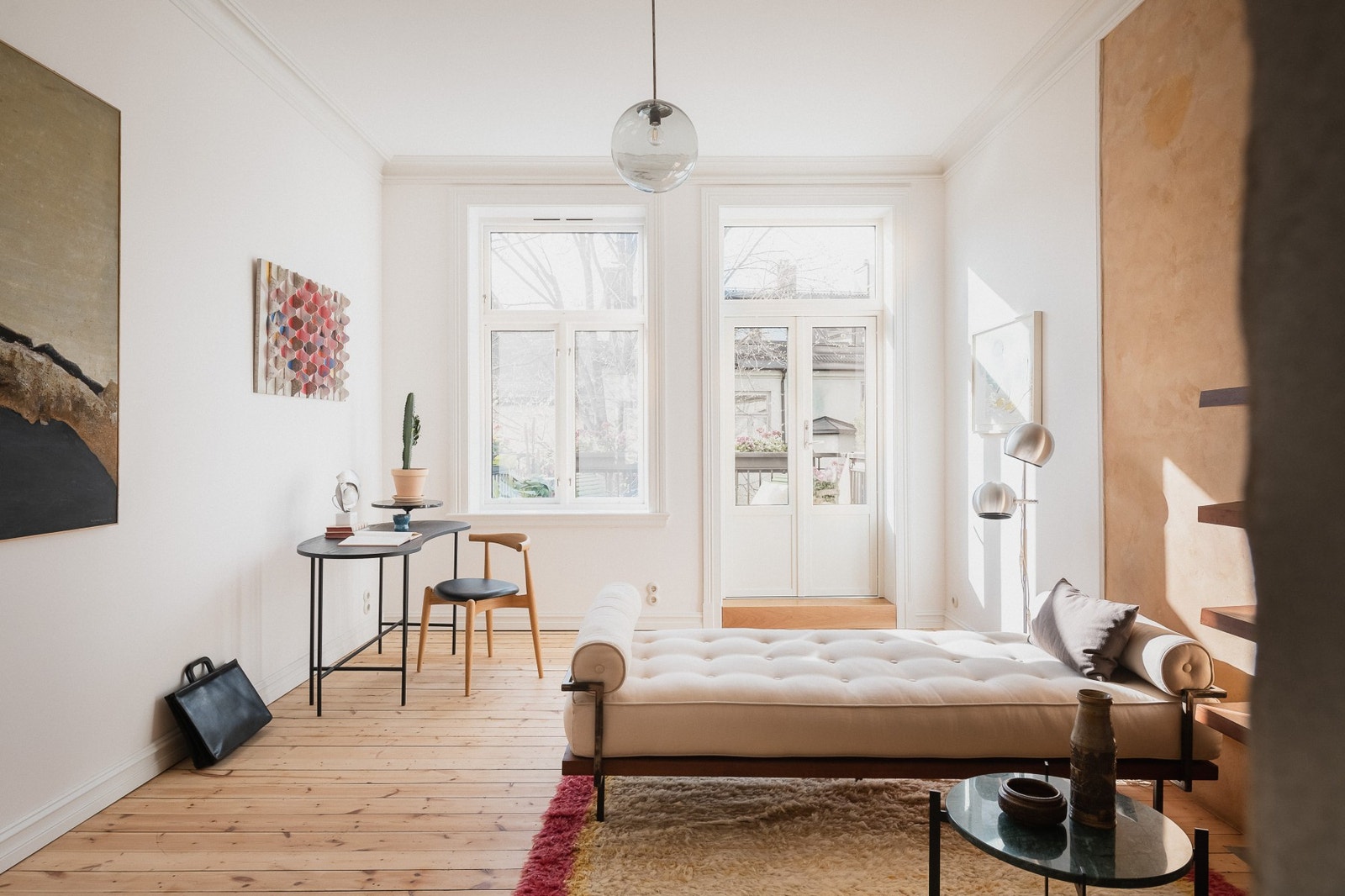 Soverom nr. 2 innredet som biblioteksstue. Galleribilde