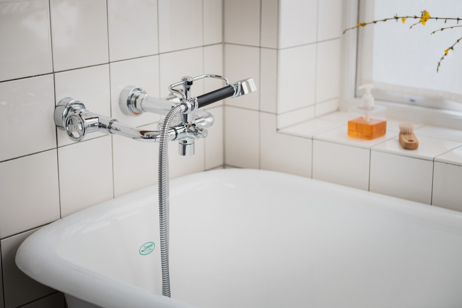 Smijernsbadekar med armaturer fra Lefroy Brook Ten Ten. Galleribilde