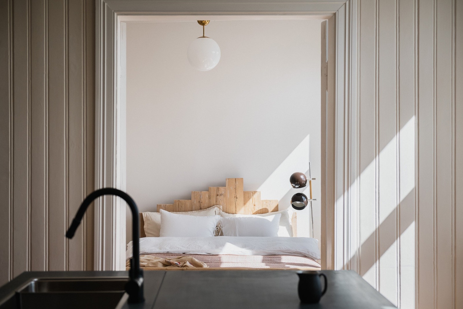 Dobbelfløyet heltre dør inn til soverom. Galleribilde