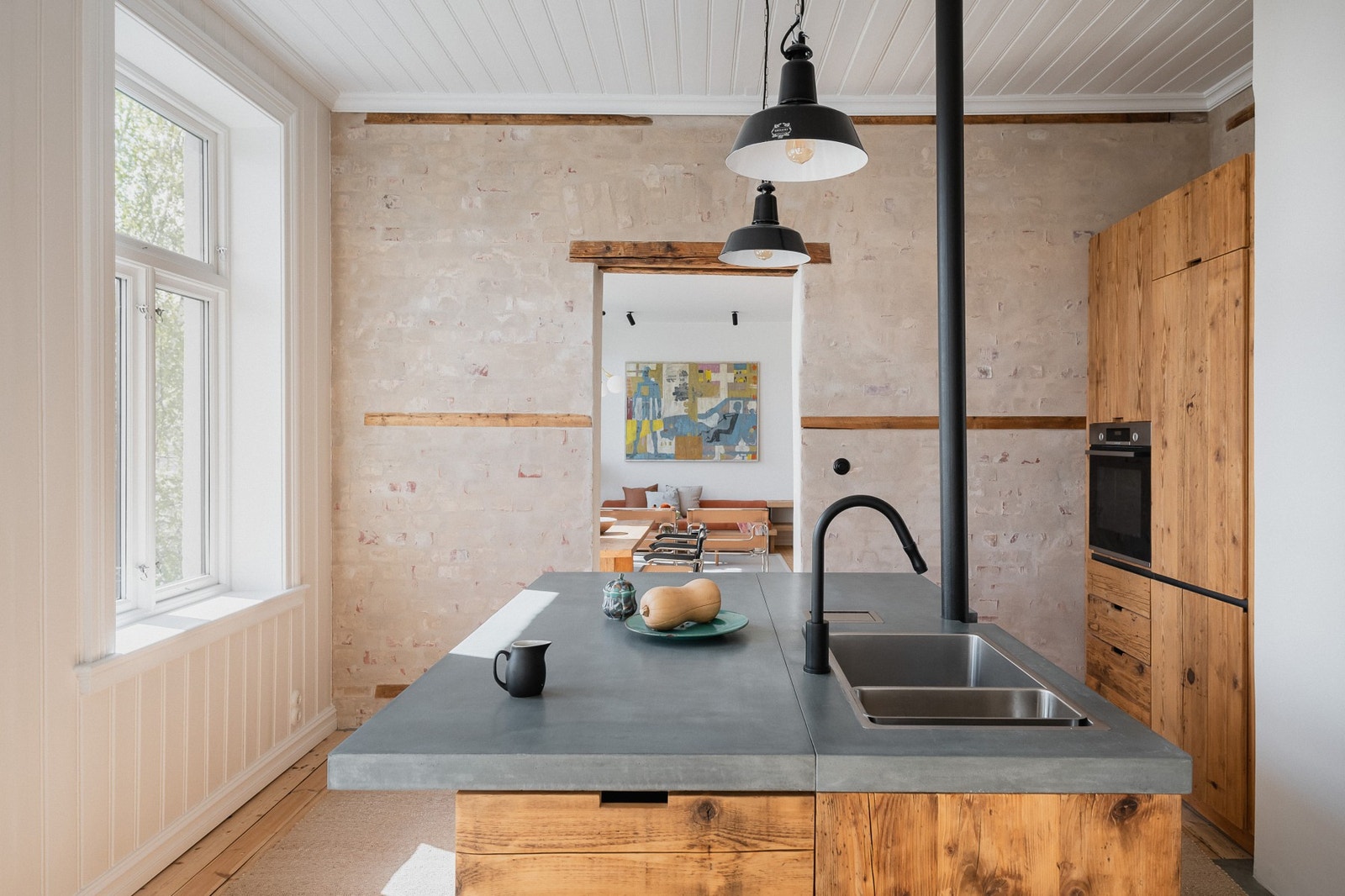 Spesialbygget kjøkken i gjenbrukt heltre med stor kjøkkenøy på 140 x 184. Galleribilde