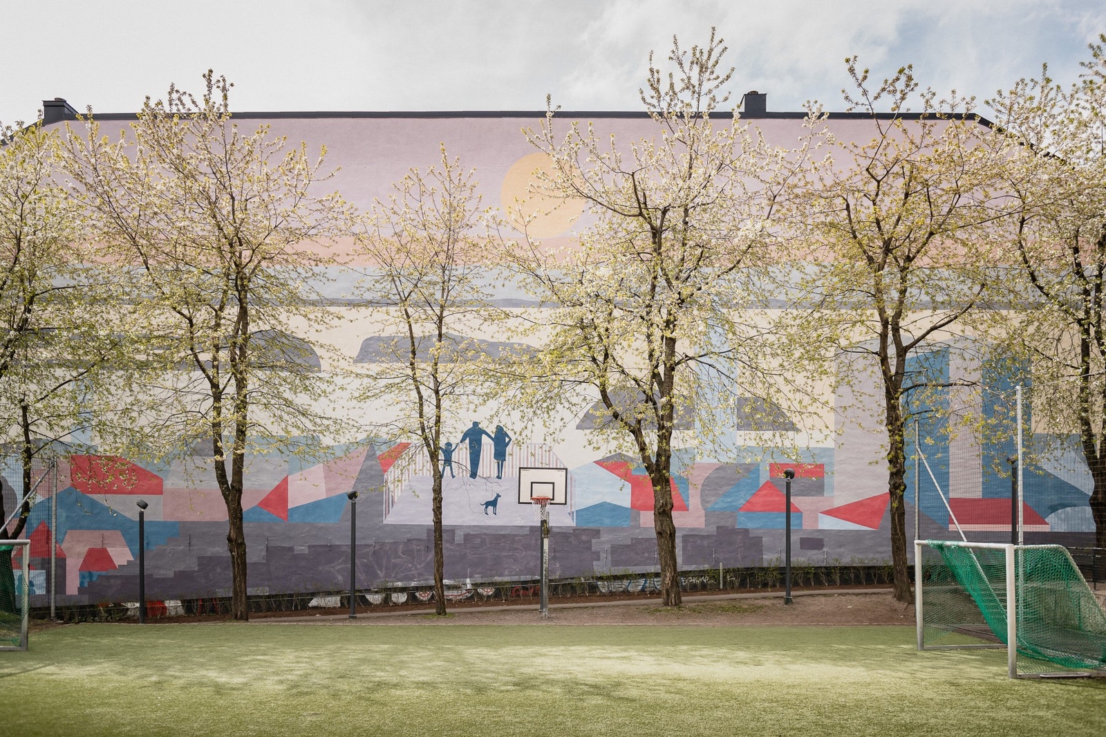 Veggmaleriet "Solnedgang over Oslo" fra 1993 av Peer Lorentz Dahl dekker sameiets gavlsvegg. Galleribilde