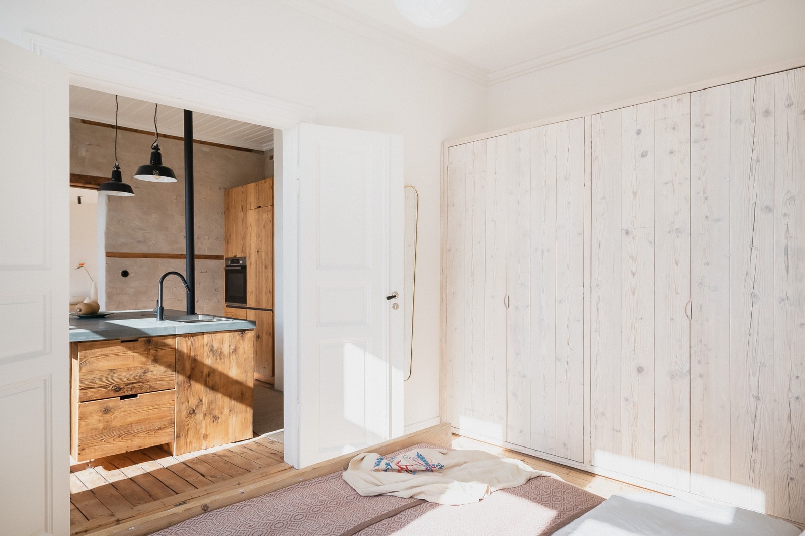 Spesialtbygget heltre skap med mye lagringsplass. Galleribilde