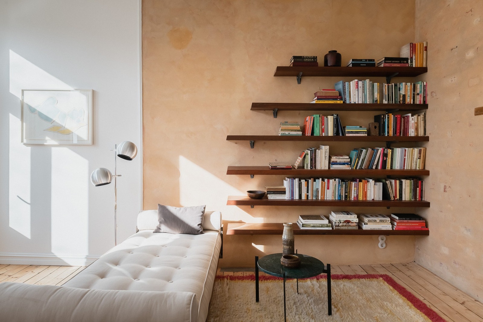 Alle farger er basert på eksperimentering med antikvariske farger fra naturpigmentpulver. Galleribilde