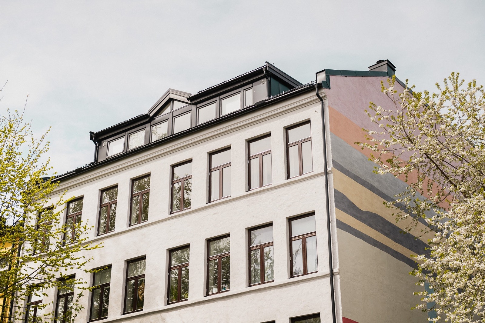 De åtte øverste vinduene før loft tilhører leiligheten. Galleribilde