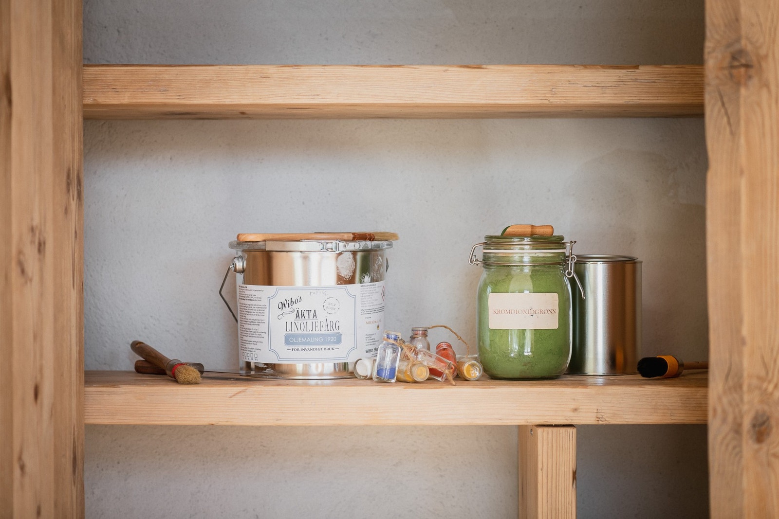 Vegger, tak, lister og dører er malt i Wibo linoljemaling fra Miljømal på Vålerenga. Galleribilde