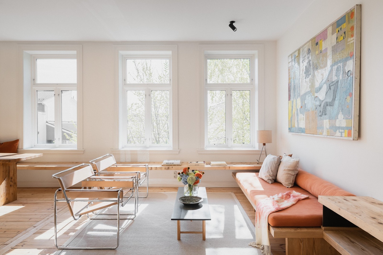 Totalrenovert 2019-2020 med
arkitekttegnet innredning av gjenbrukt heltre. Galleribilde