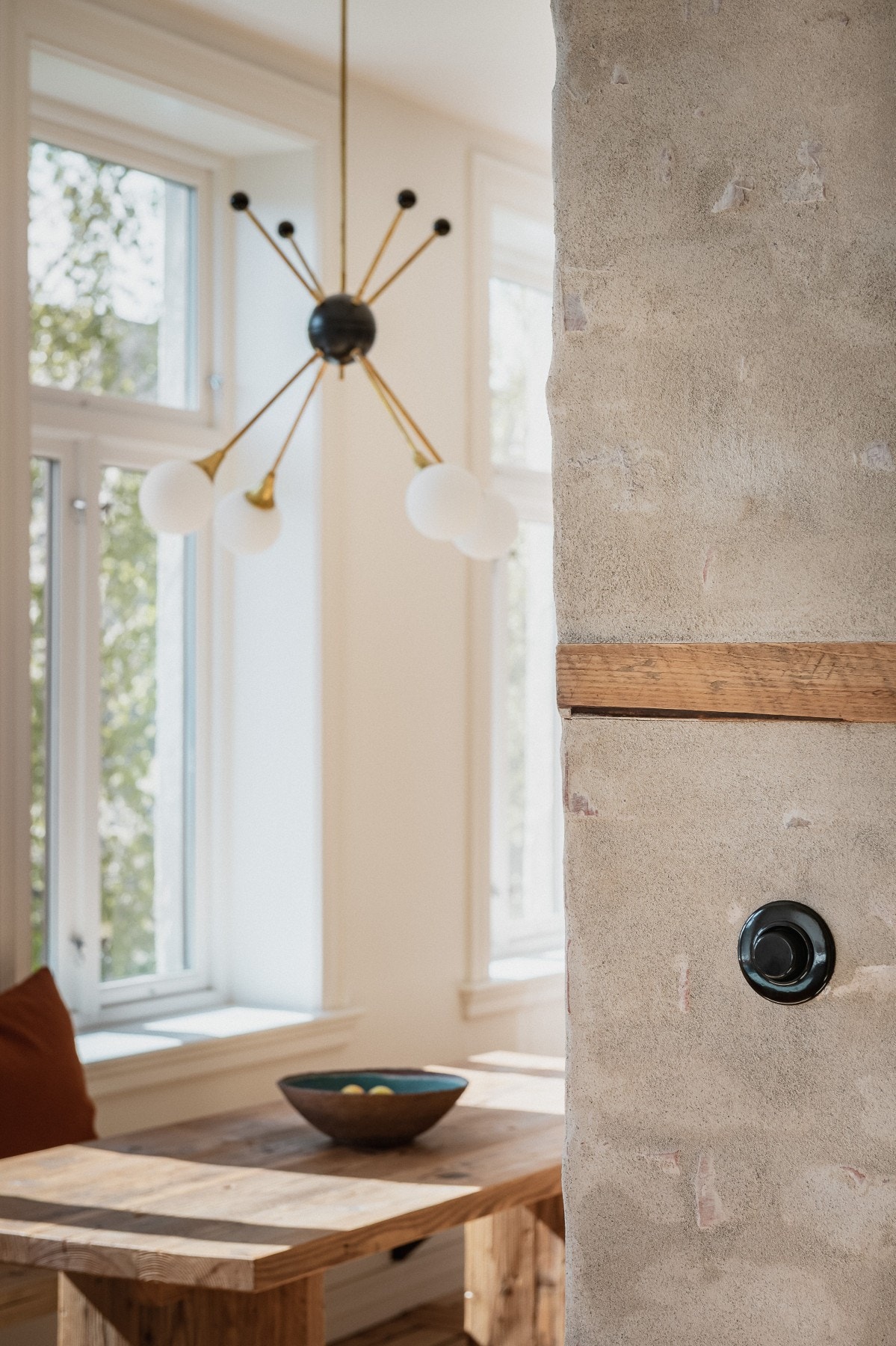 Teglsteinsveggen er sekkeskurt med naturpigmentert kalkpuss fra St. Astier. Galleribilde