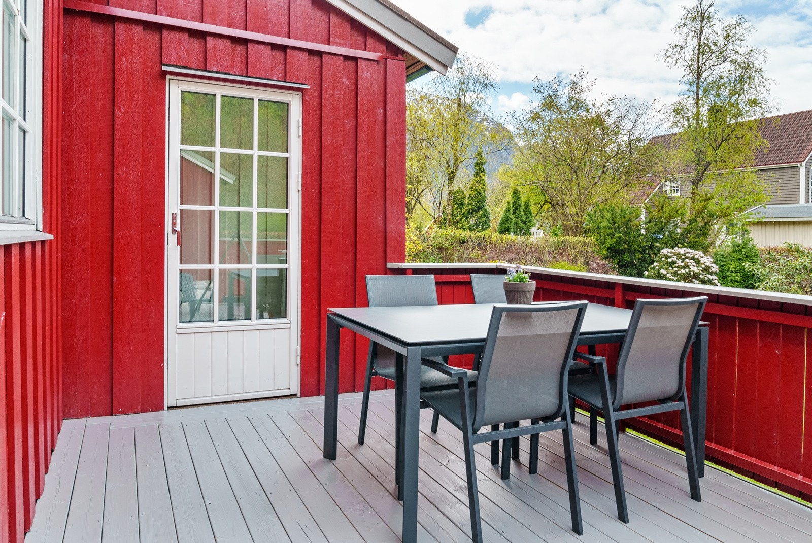 Terrasse i tilknytning til tilbygg / stua på hovedplan Galleribilde