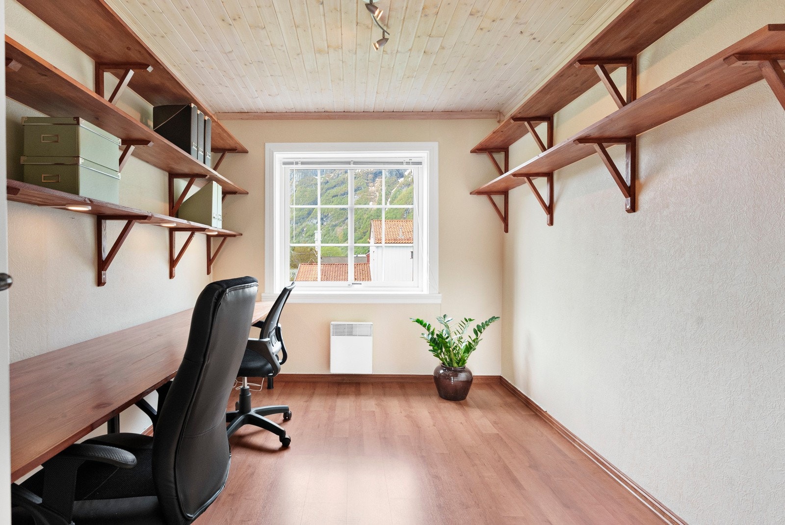 Soverom nr.4 er i dag innredet som kontor Galleribilde