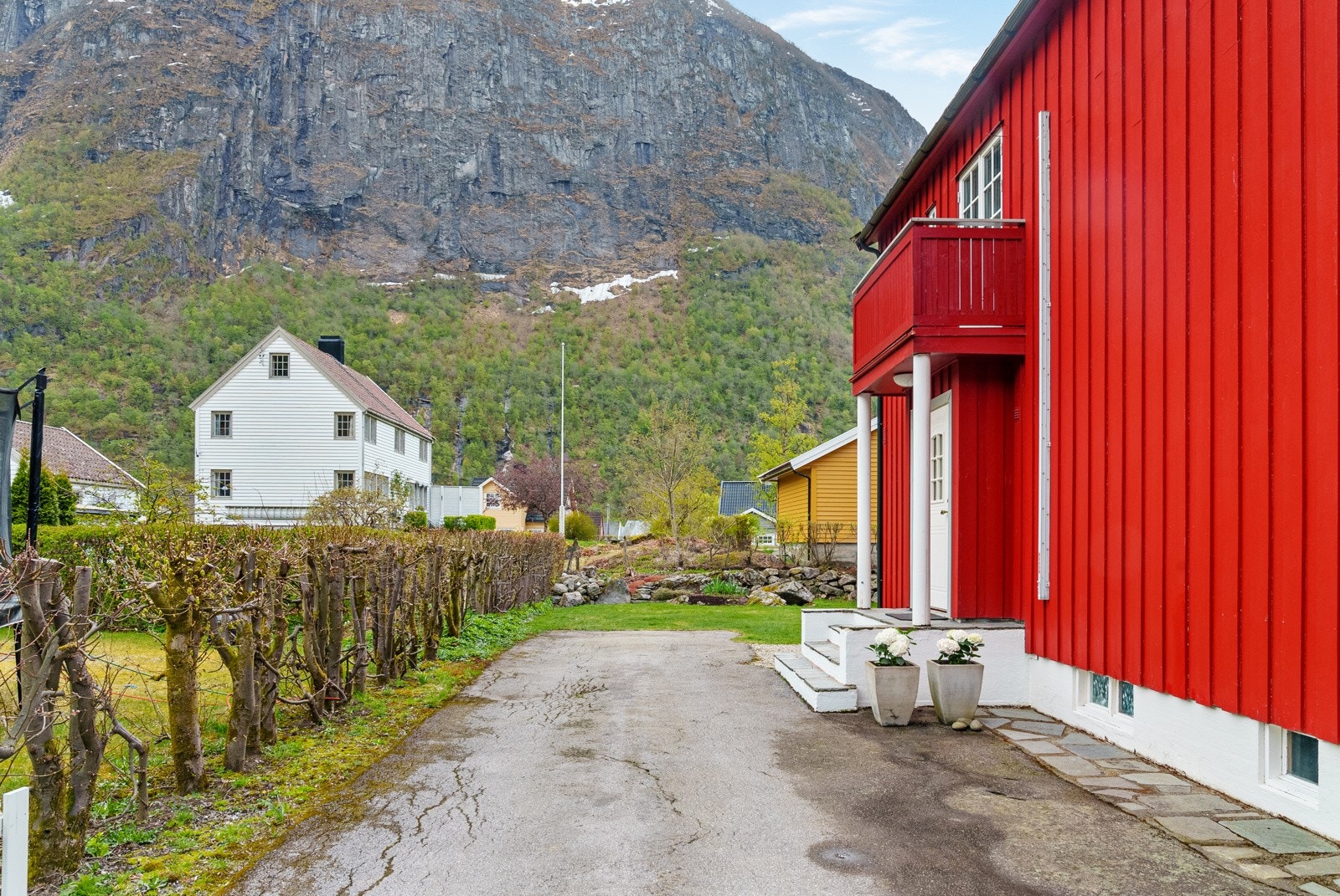 Asfaltert tunplass ved inngangspartiet Galleribilde