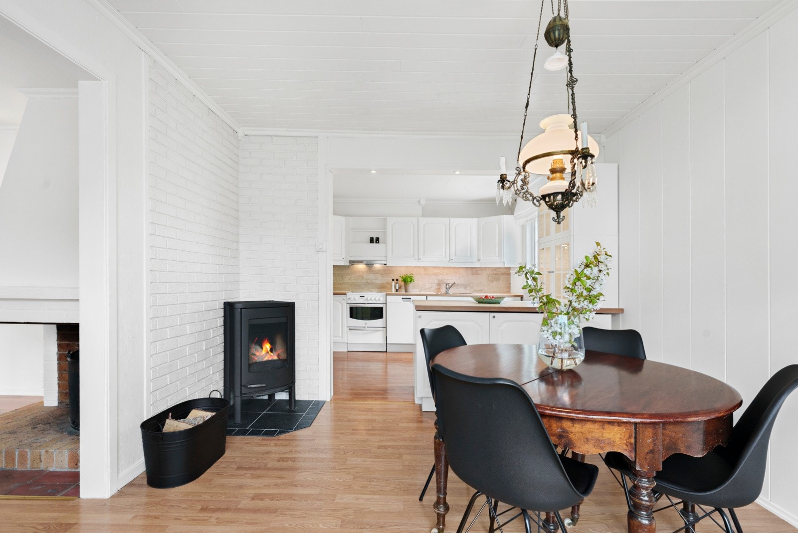 Stua og kjøkkenet ligger i delvis åpen løsning Galleribilde