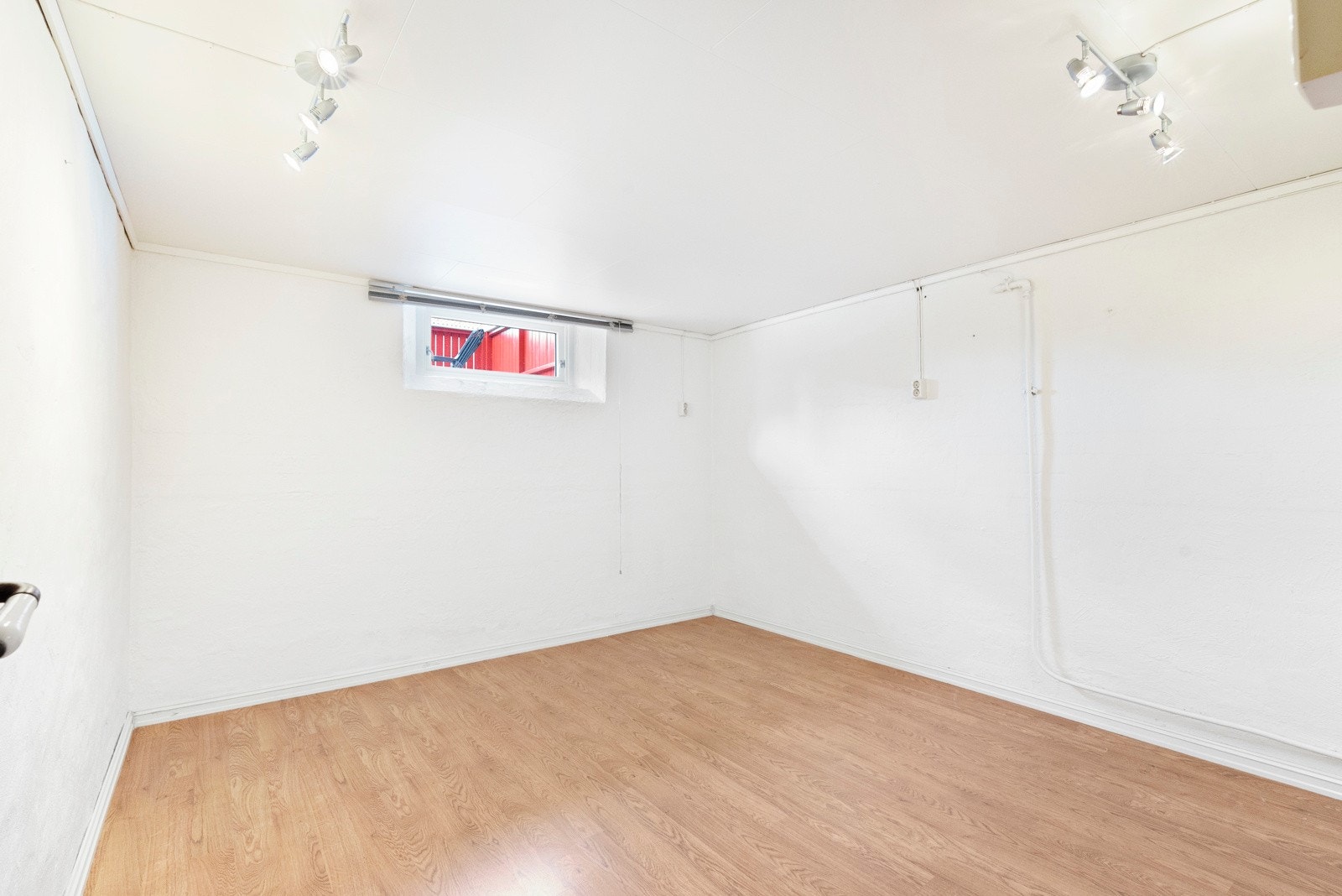 En av flere boder i kjelleren Galleribilde