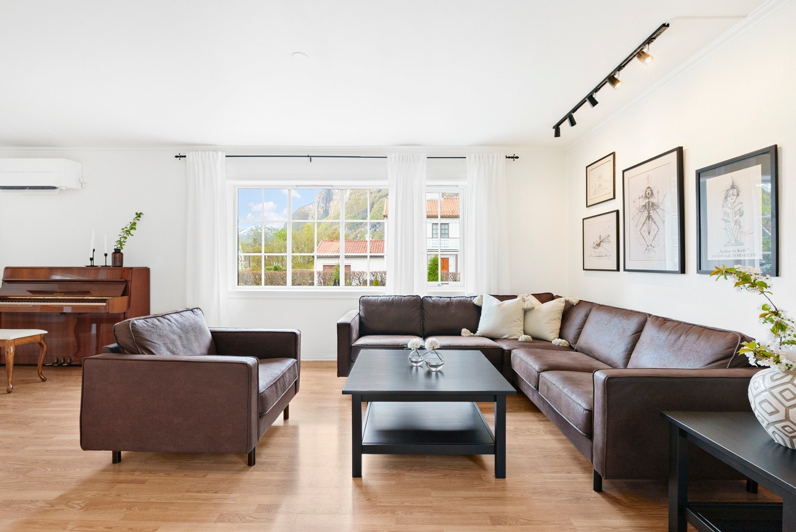 Stue med lysmalte overflater og vindu mot sør/vest som slipper inn mye lys Galleribilde