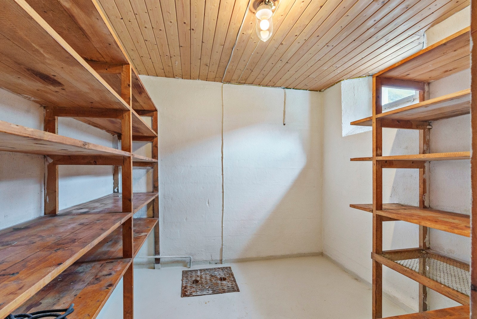 En av flere boder i kjelleren Galleribilde