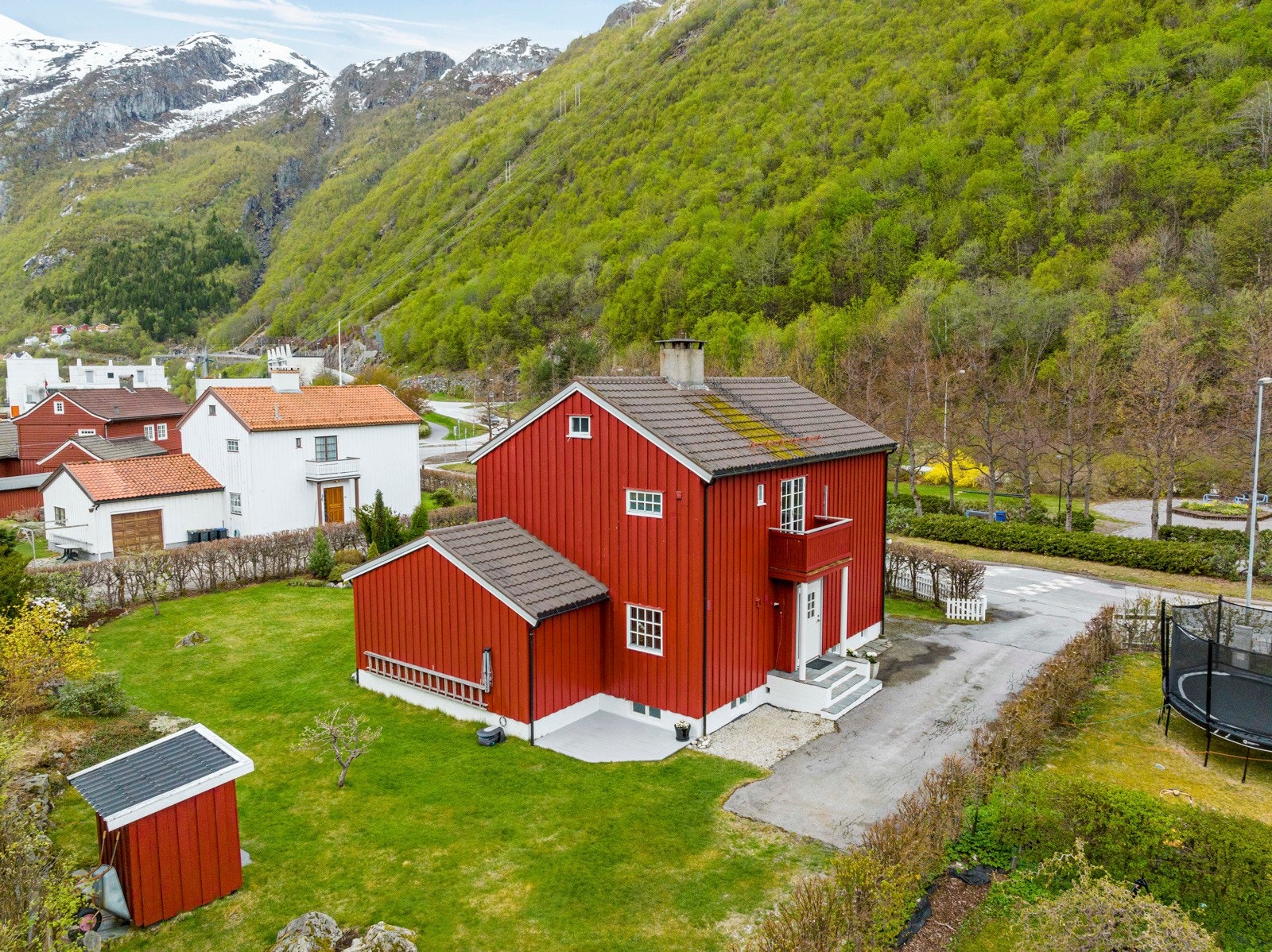 Eiendommen er utbygd med bolighus over to plan + kjeller, tilbygd garasje og uthus Galleribilde