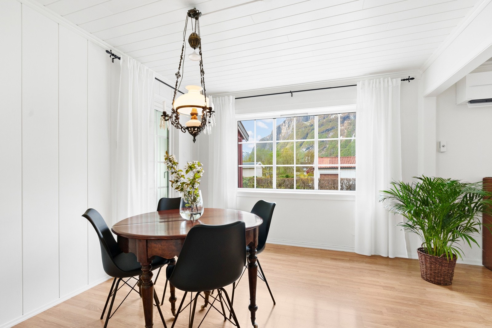 Spisestue - dør ut til tilbygg/vinterhage med videre adkomst til terrassen Galleribilde