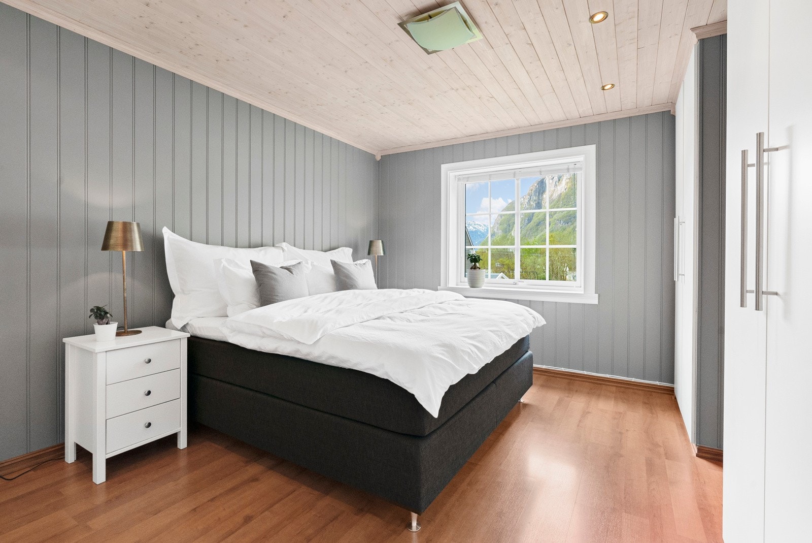 Hovedsoverom av god størrelse med plassbygd garderobeløsning Galleribilde