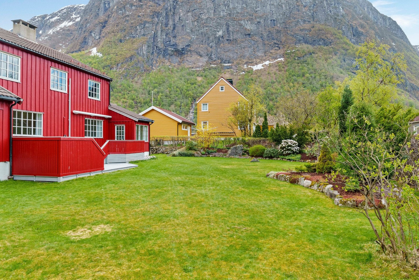 Hage og terrasse på fremsiden av boligen vender mot sør/vest Galleribilde