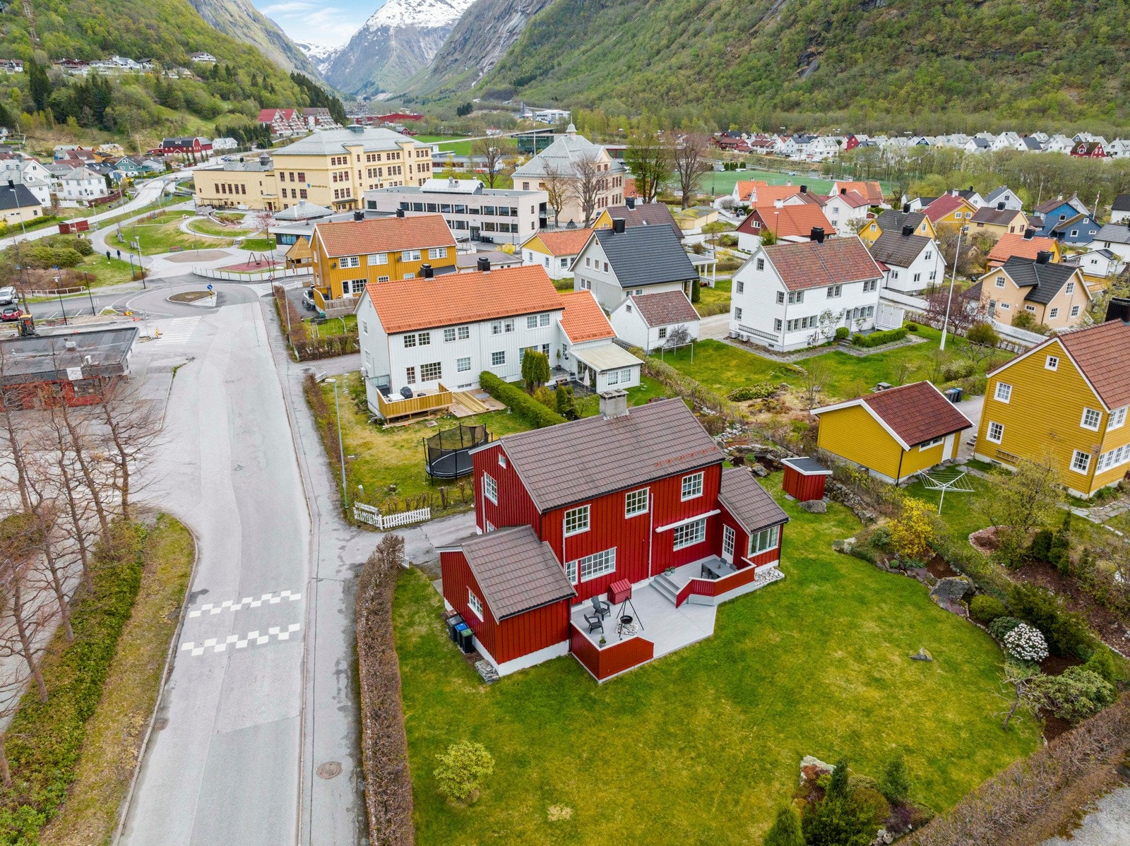 Boligen ligger sentralt plassert med gangavstand til bla. skole og barnehage Galleribilde