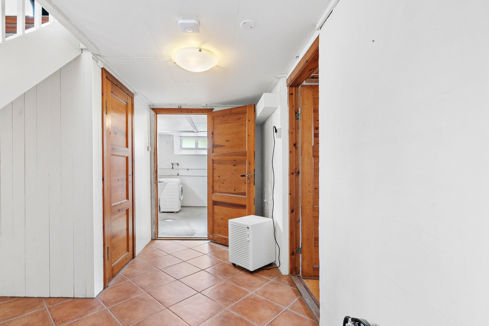 Kjelleretasjen er innredet med vaskerom, flere boder og et WC (ikke ferdigstilt) Galleribilde