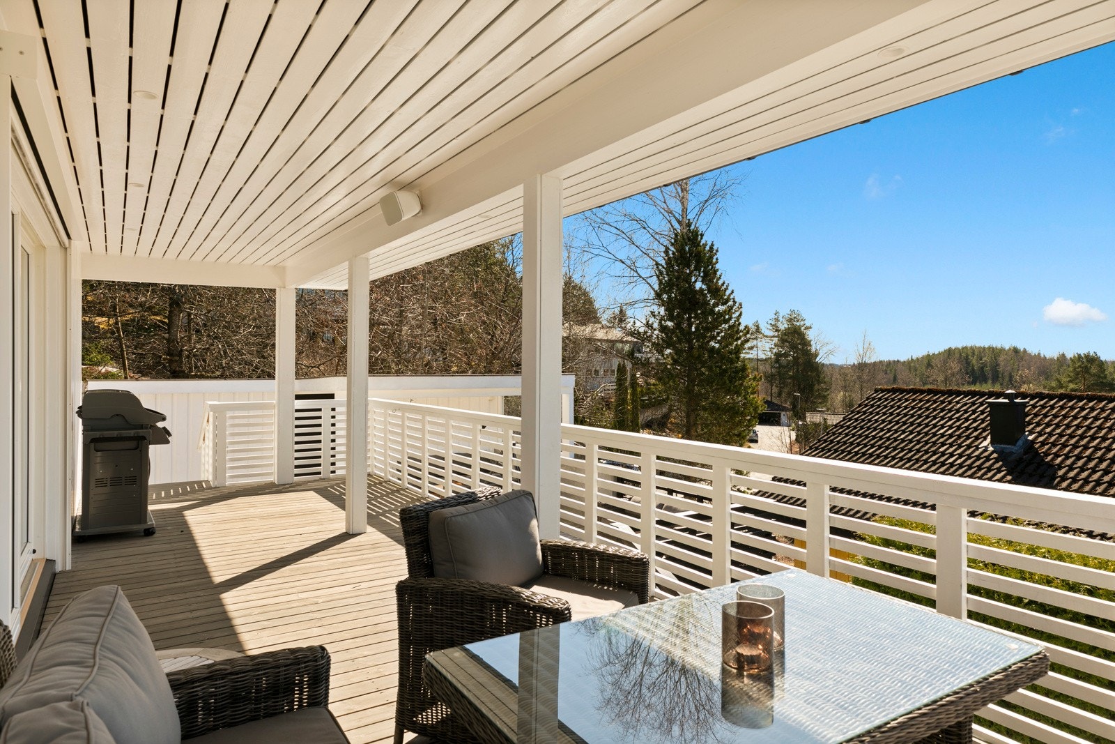 Overbygget terrasse med downlights i tak og god plass til møblement Galleribilde