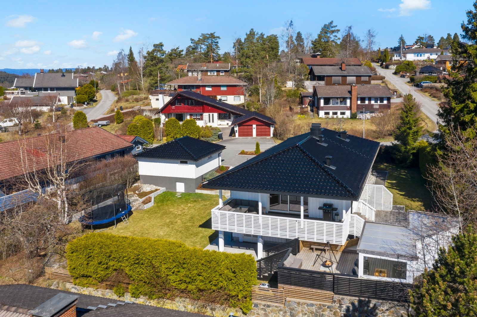 Området gir mulighet for offentlig kommunikasjon via både buss og tog. Nærmeste holdeplass er Sofiemyråsen som ligger ca. 600 meter fra boligen Galleribilde
