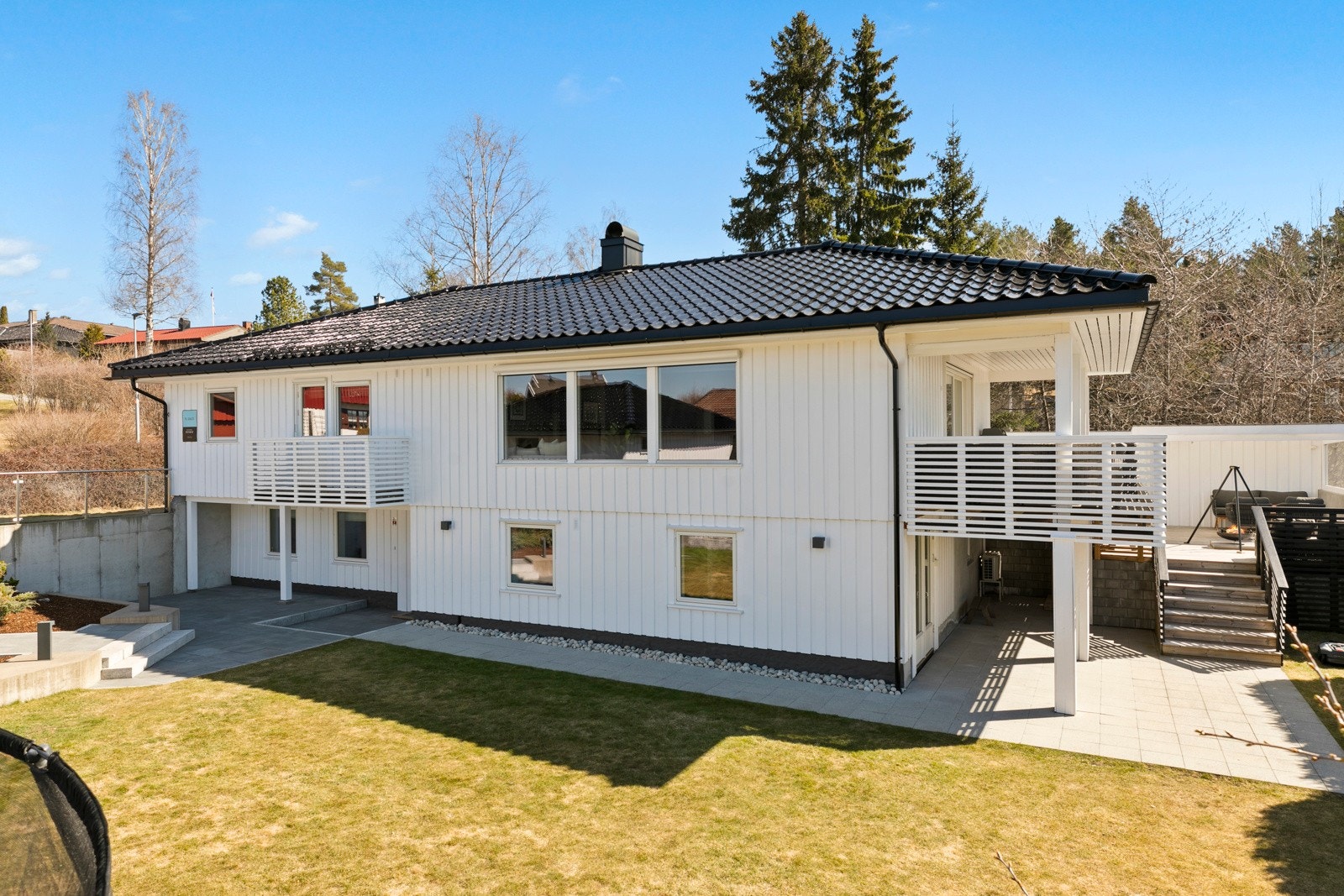 Det er steinbelagt gårdsplass og gangareal, støttemur med glassrekkverk, solide trapper med steinheller og granitt Galleribilde