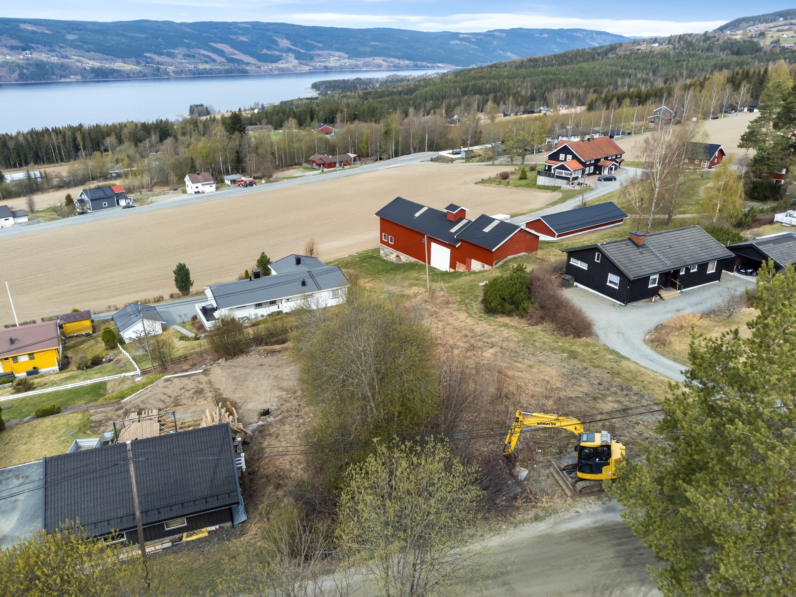 Adkomstveg rett forbi tomta, strøm, vann og avløp rett i nærheten! Galleribilde