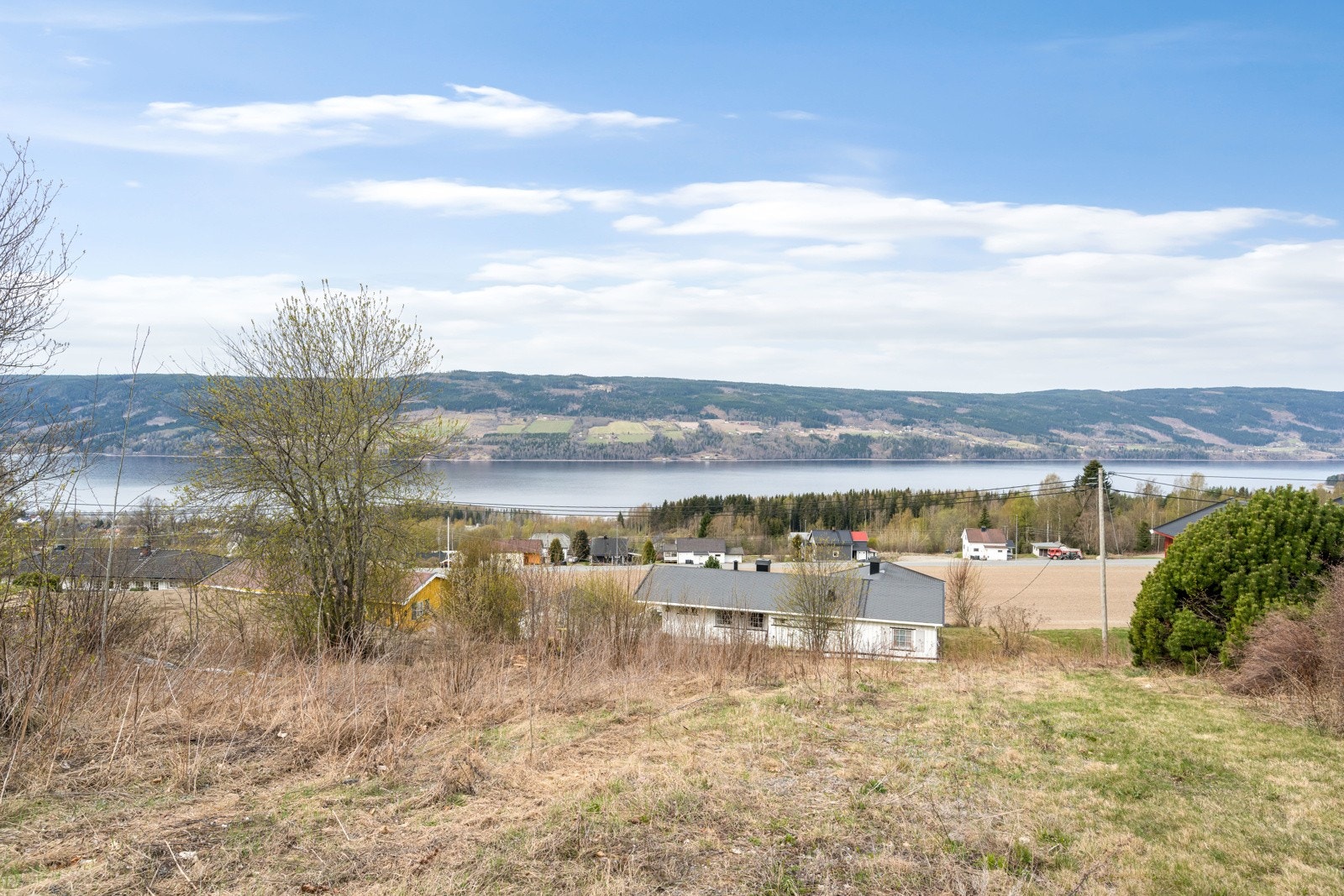 Fra Ruudsvegen er det ca. 1 km fra Hov sentrum med alle de servicetilbud og fasiliteter som finnes der. Galleribilde