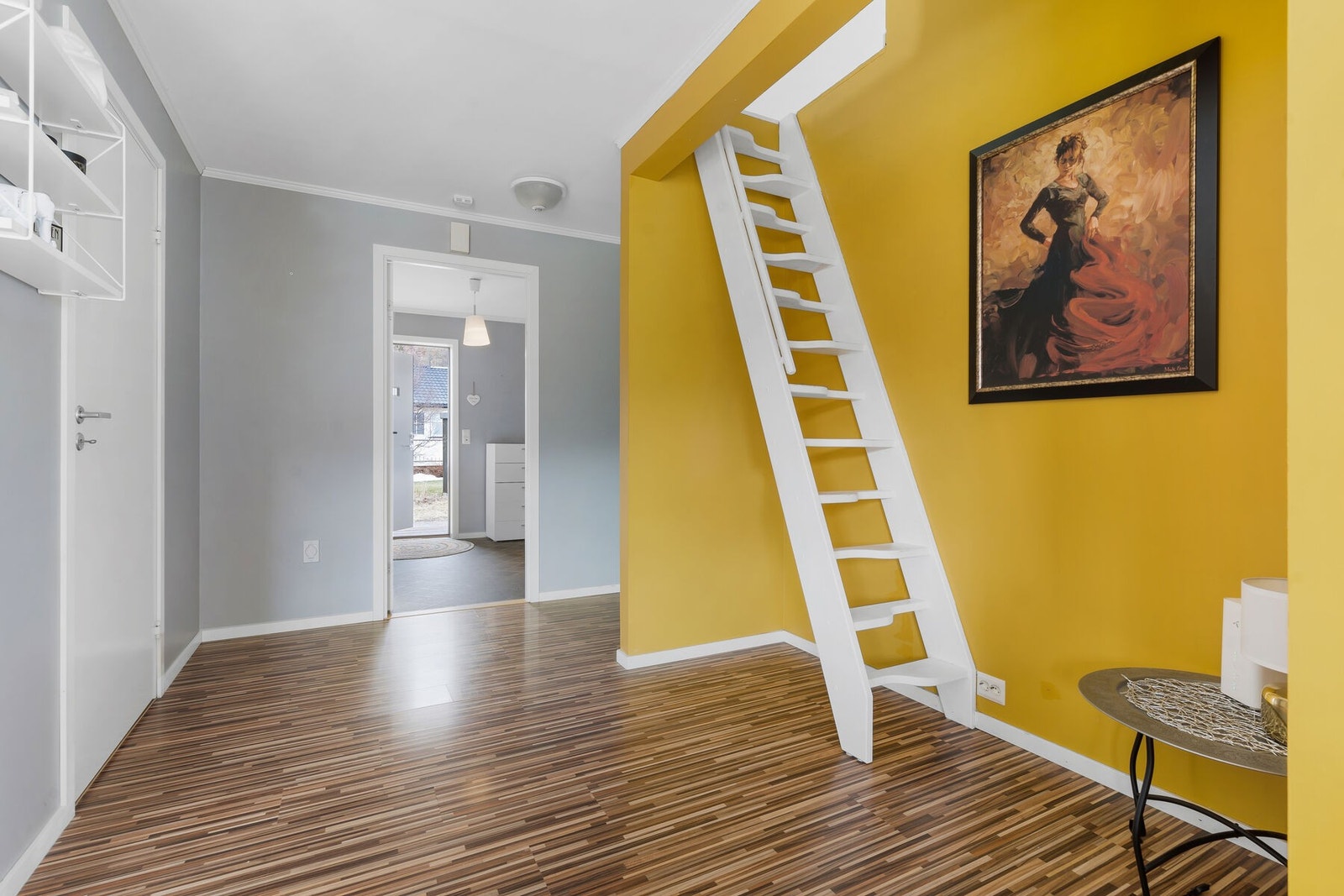 Entre med trapp til hems Galleribilde