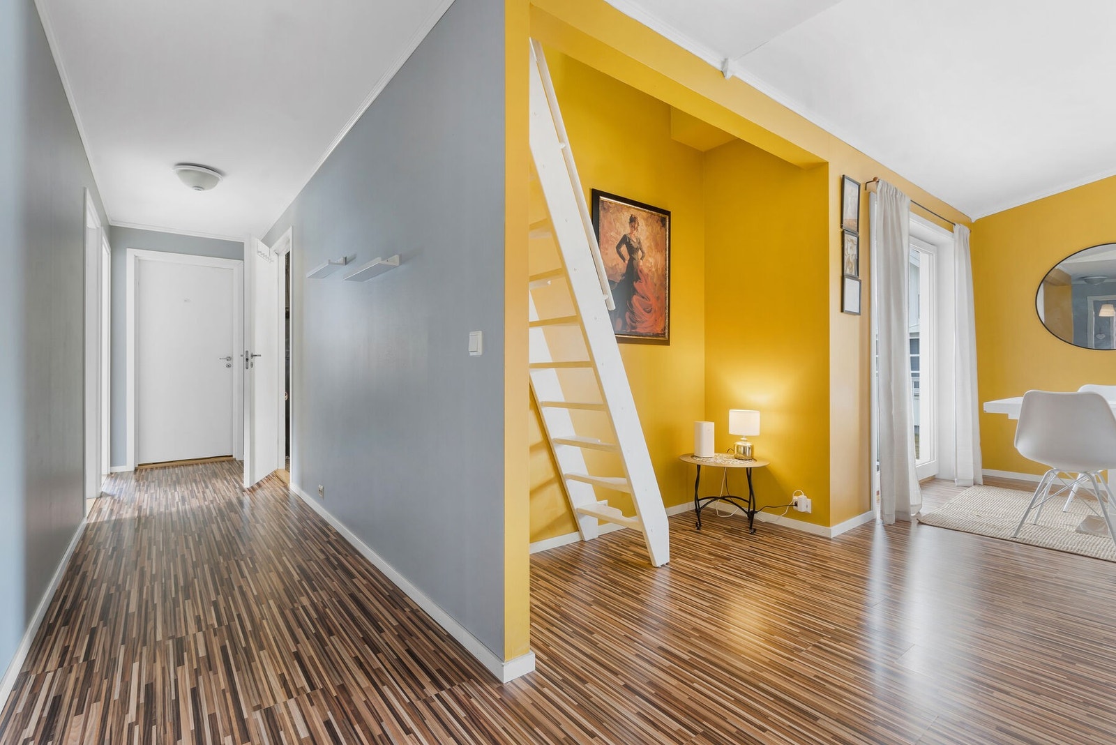 Entre med trapp til hems Galleribilde