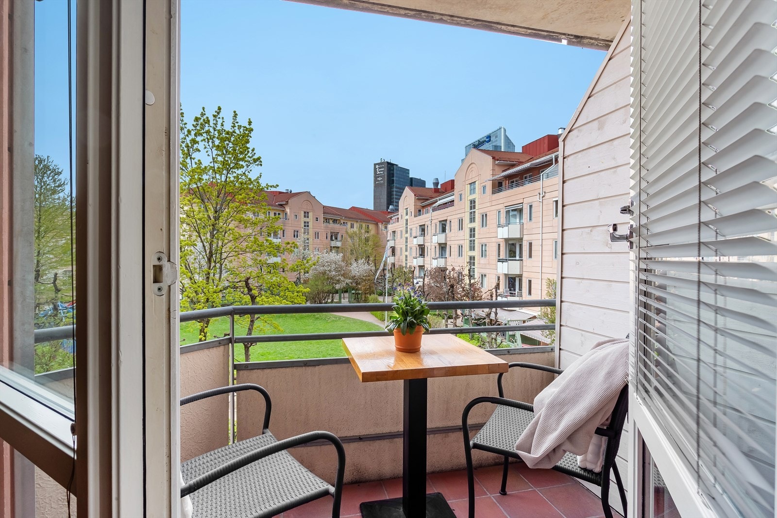 Vestvendt balkong med meget gode solforhold. Utsikt mot Plaza og Postgirobygget Galleribilde