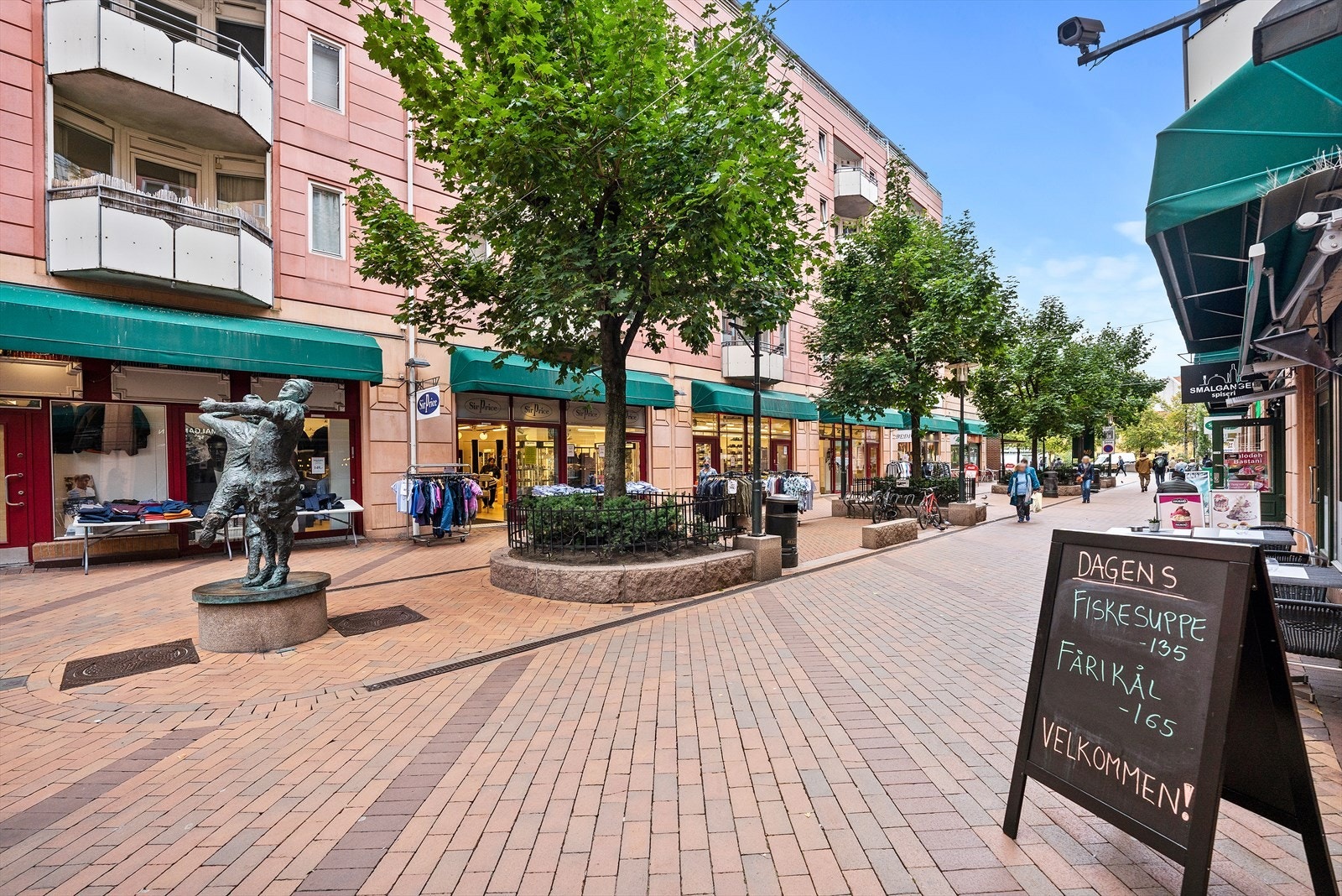 Smalgangen med sin ikoniske handlegate med restauranter, butikker m.m. Galleribilde