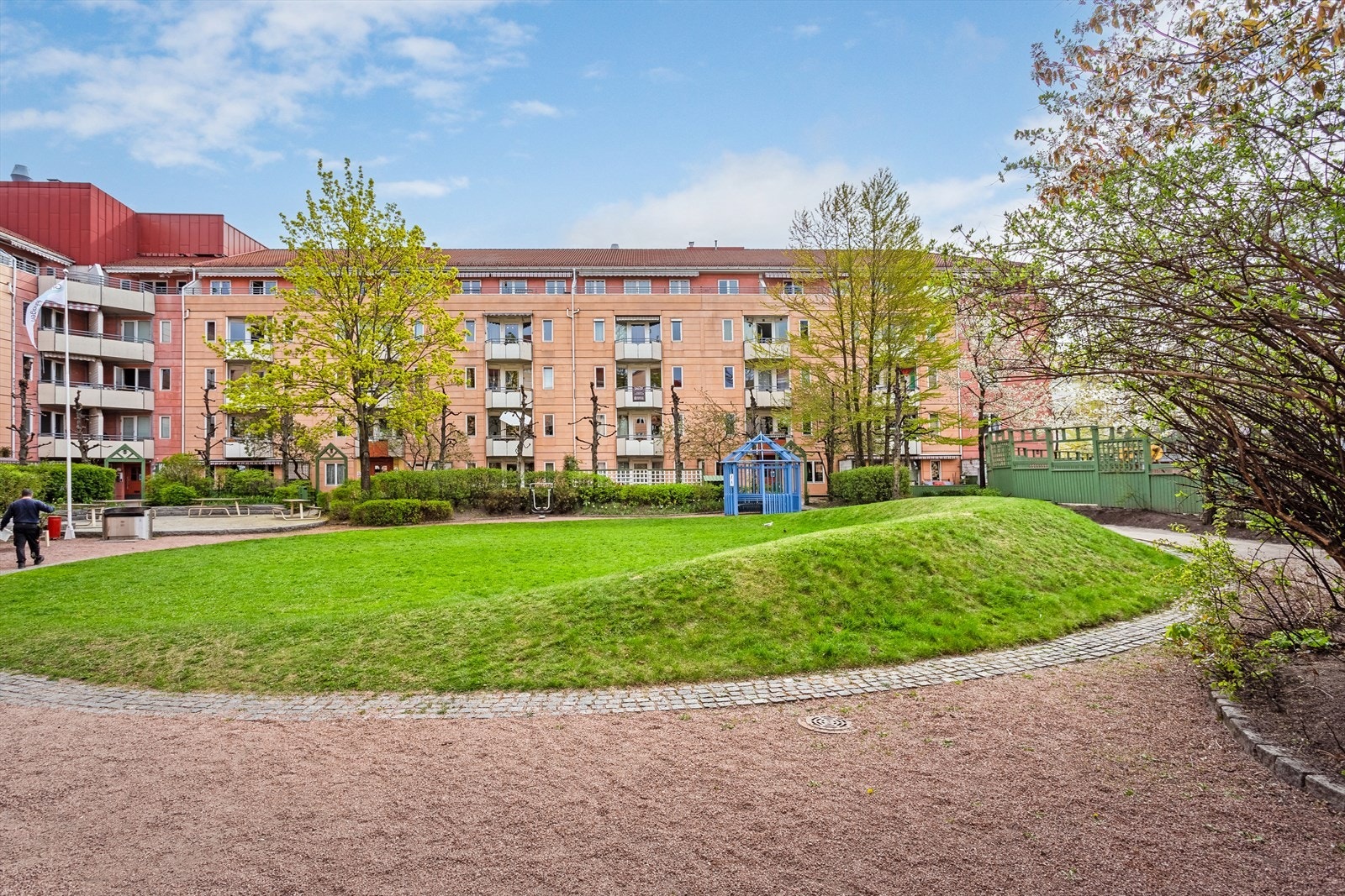 Hyggelig og rolig gårdsrom som er låst. Kun tilgjengelig for beboere Galleribilde