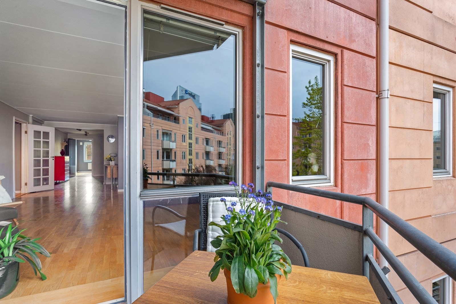 Solrik balkong på 3 kvm med hyggelig utsyn mot frodig gårdsrom Galleribilde