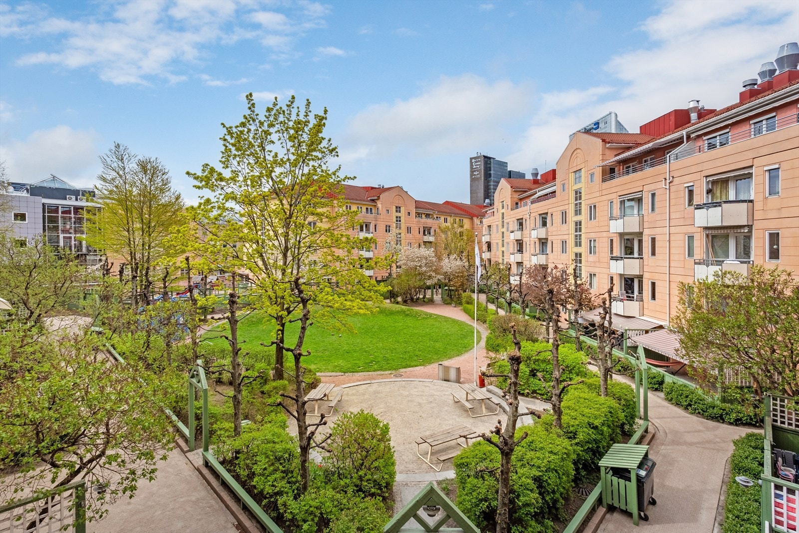 Vestvendt balkong med gode solforhold mot rolig indre gårdsrom Galleribilde