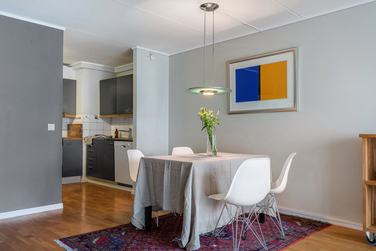 Spisestue i tilknytning til kjøkkenet Galleribilde