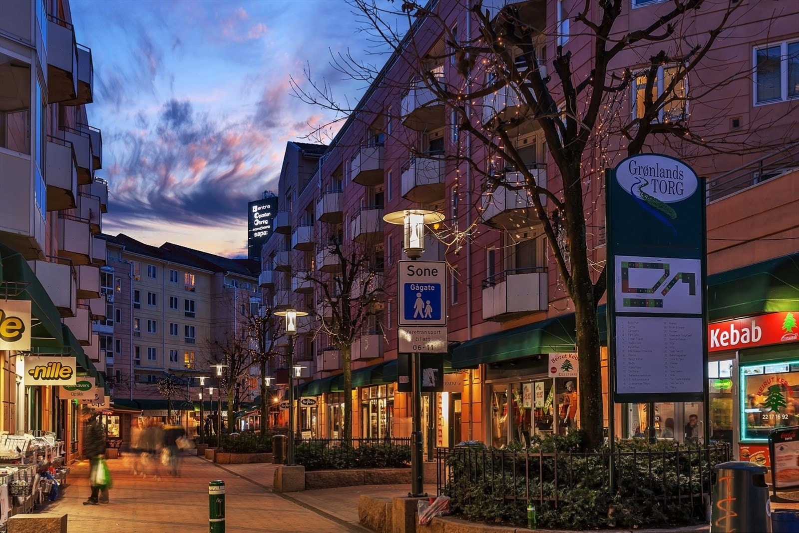 Smalgangen med sin ikoniske handlegate med restauranter, butikker m.m. Galleribilde