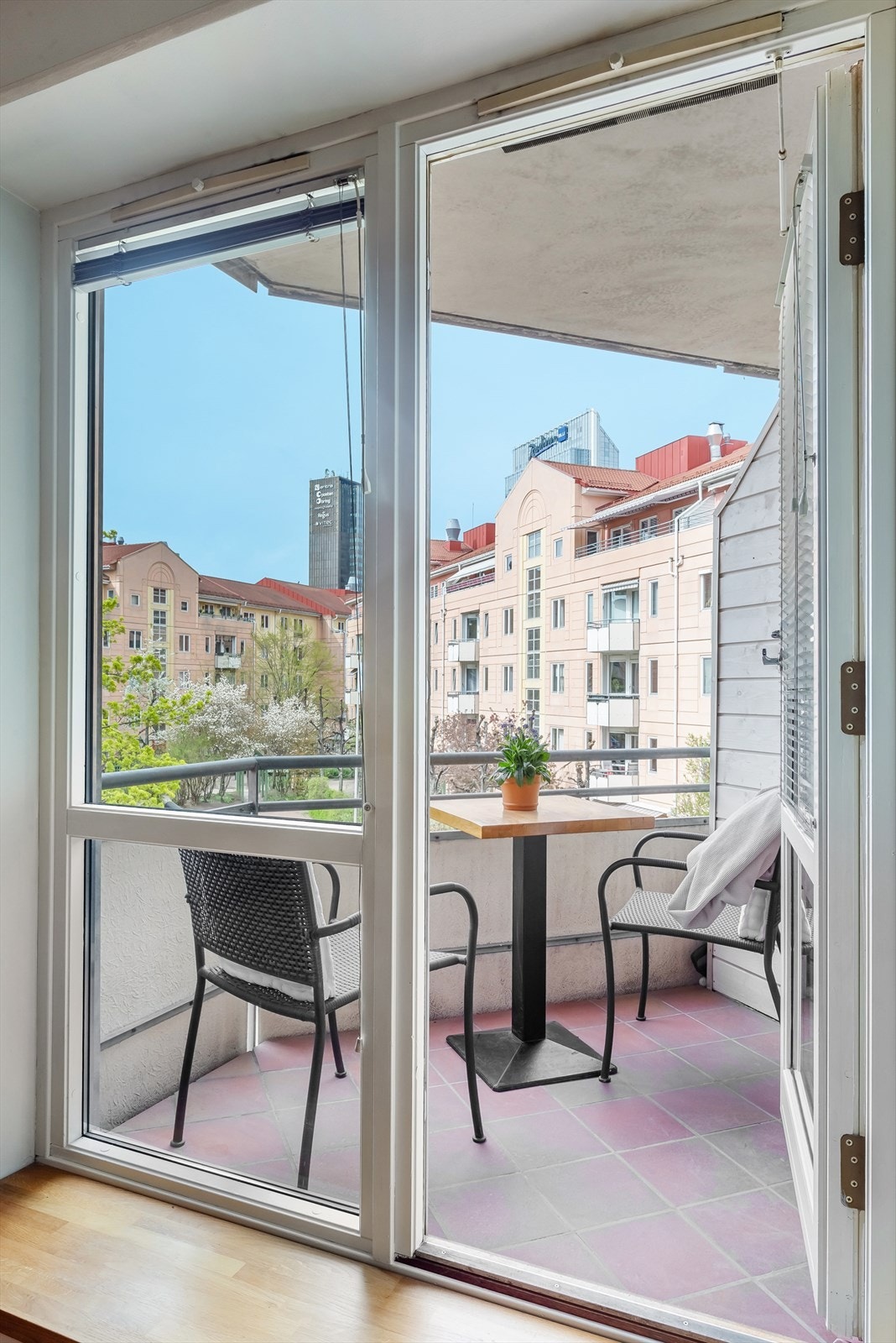 Fantastisk balkong med hyggelig utsyn mot frodig lukket gårdsrom Galleribilde