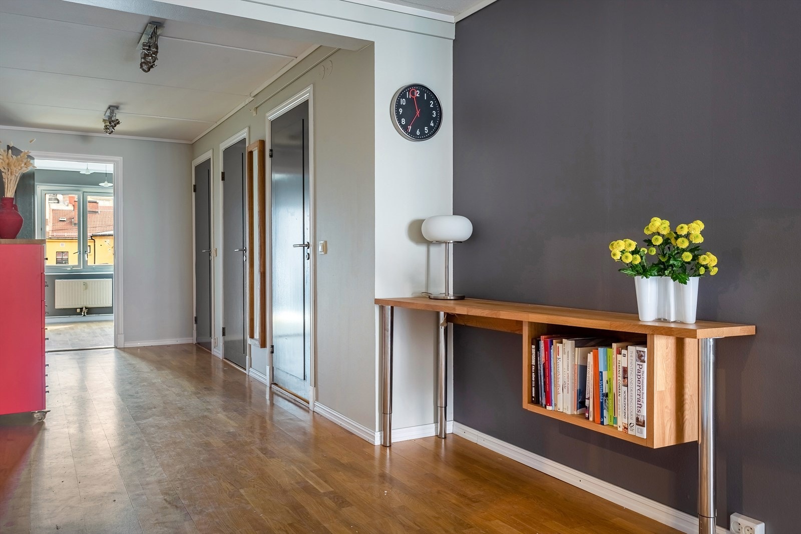 Romslig hall/mellomstue med god plass til skap, kontorpult m.m. Inngang til bad, 2 soverom og stor innvendig bod på 6 kvm Galleribilde