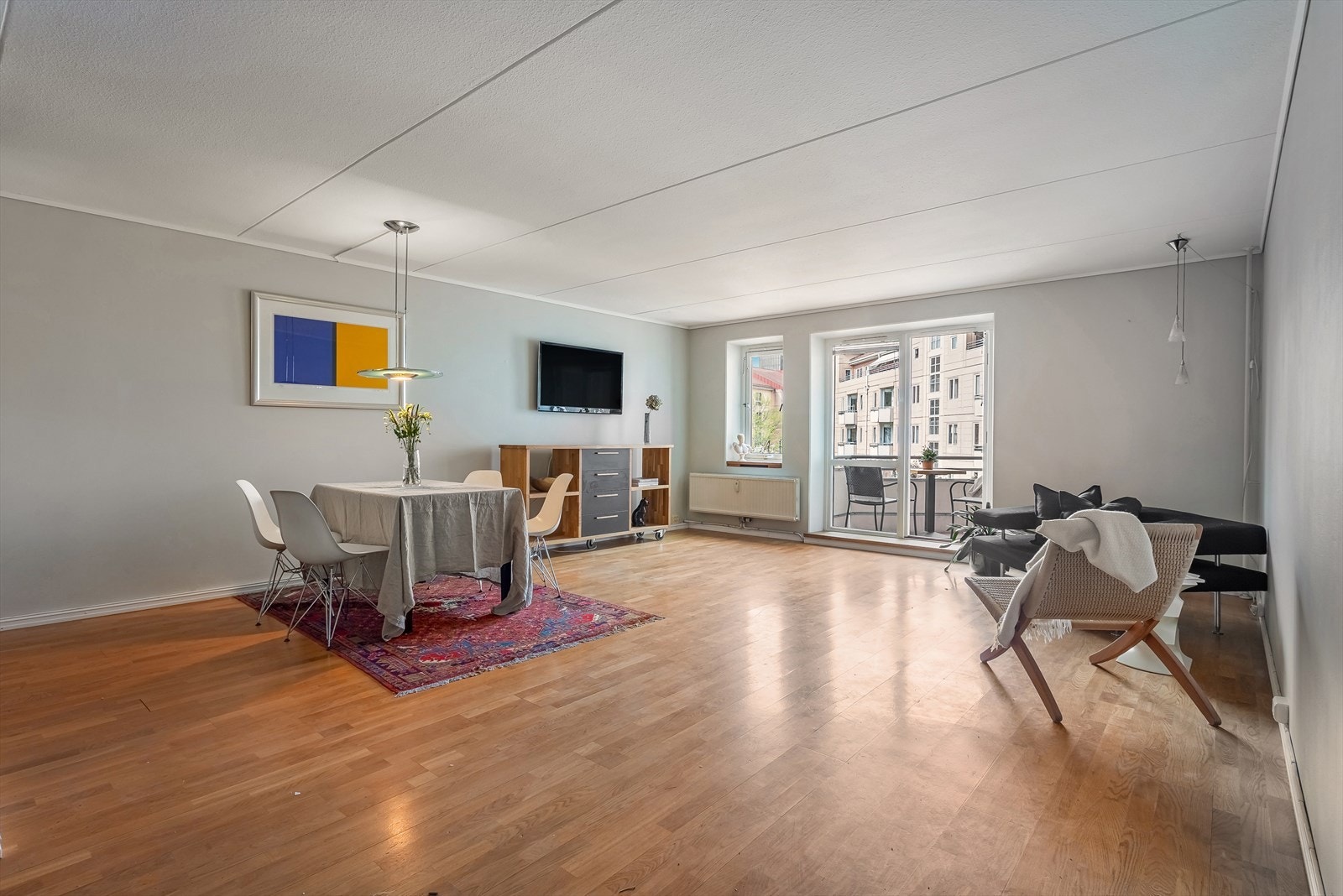 Åpen og romslig stue med gode innredningsmuligheter Galleribilde