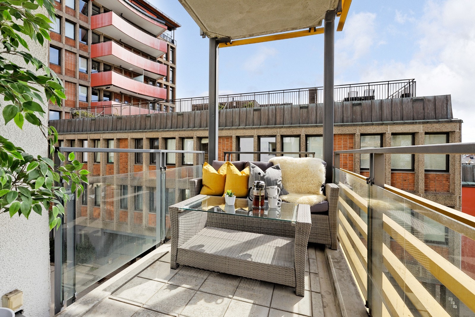 Privat solrik hjørnebalkong Galleribilde