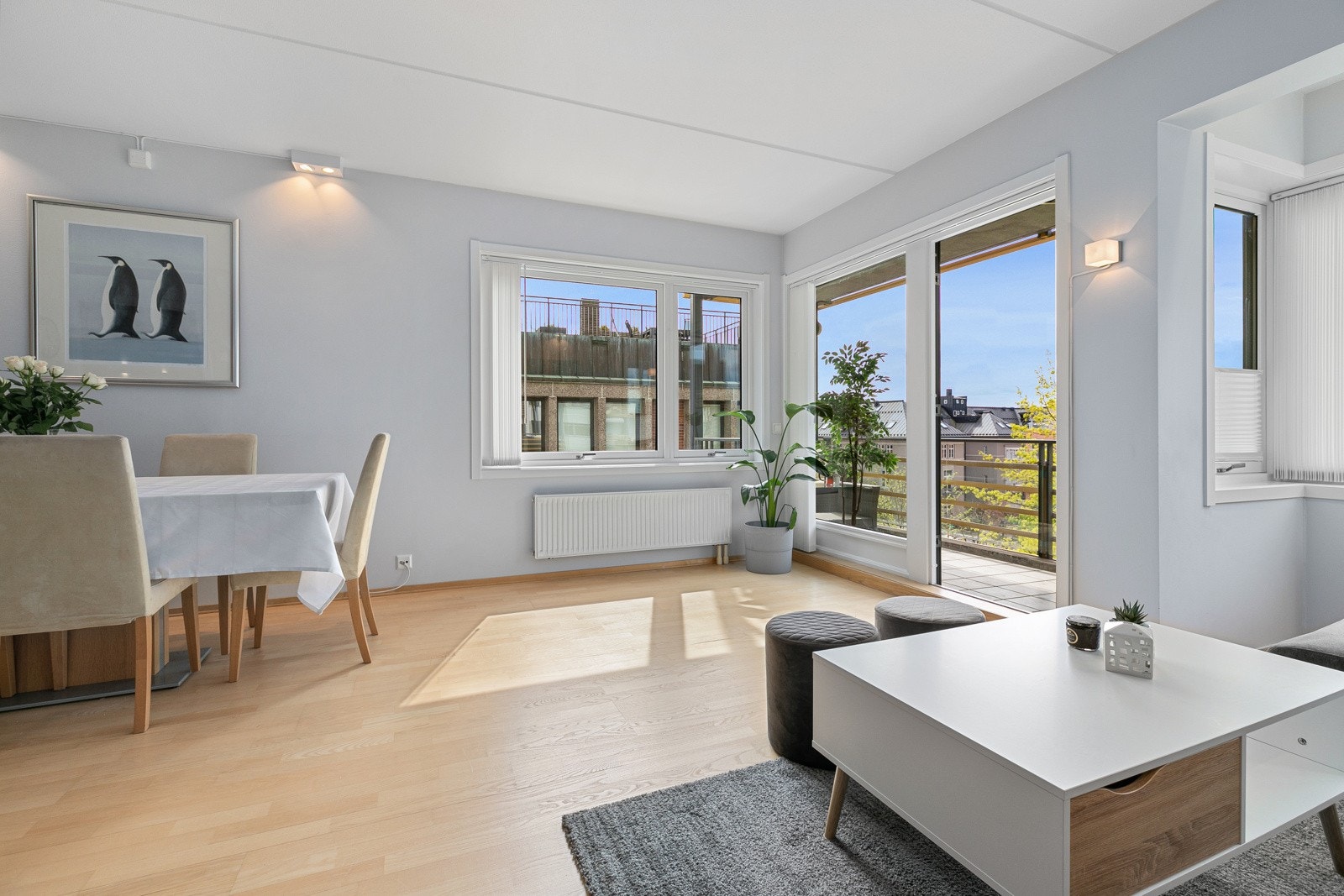 Trestavs eikeparkett på gulv, malte veggflater og malt betong i himling Galleribilde