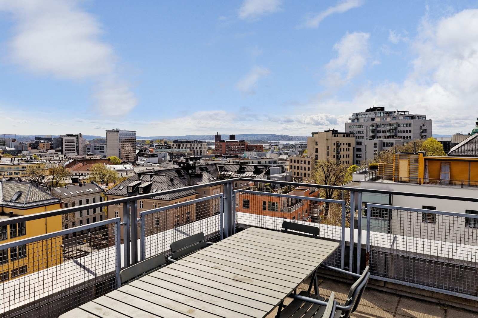 Felles solrik takterrasse med fantastisk utsyn over byen Galleribilde