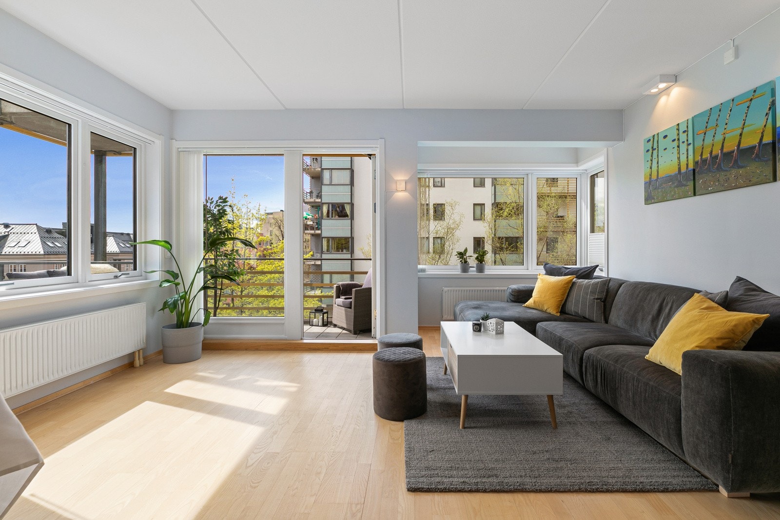 Attraktiv 3-roms hjørneleilighet med solrik balkong på 8,5 kvm Galleribilde