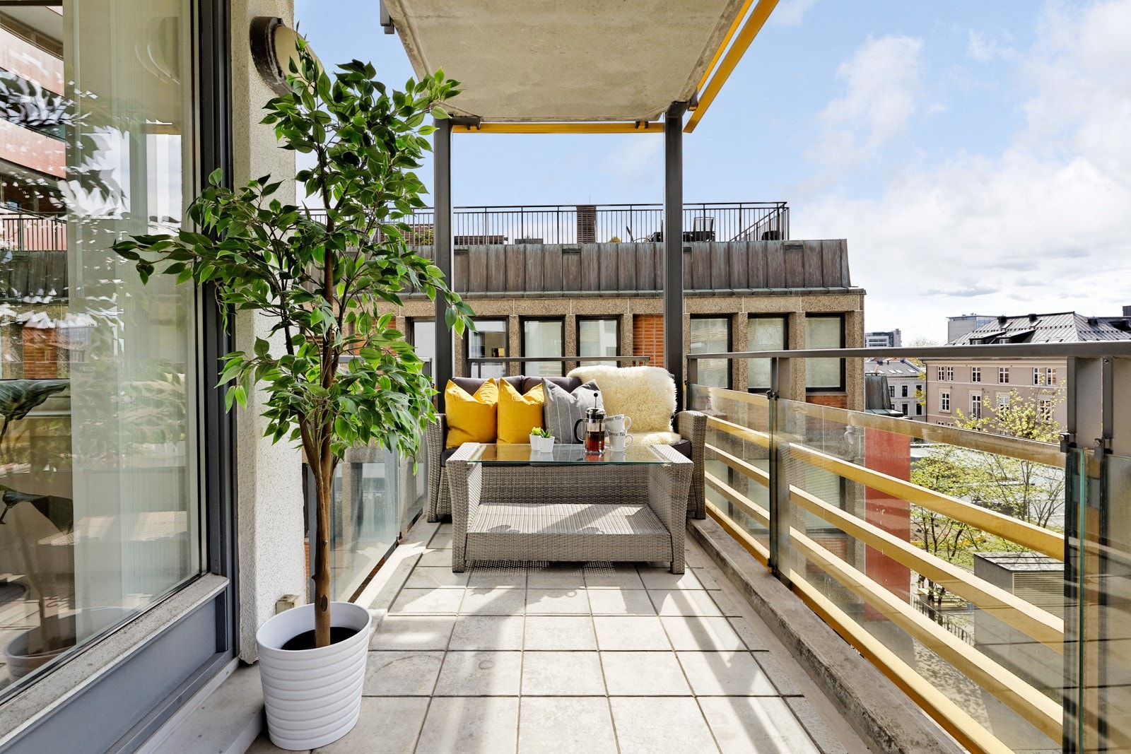 Utgang til sydvest-vendt balkong på ca. 8,5 m2 fra stuen Galleribilde