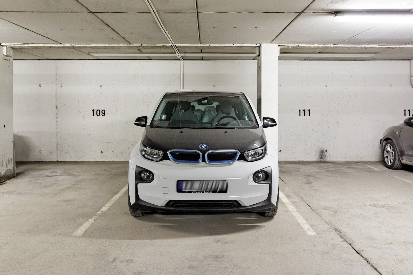 Garasjeplass med el-billader i felles oppvarmet garasjeanlegg med heisadkomst til boligens etasjeplan Galleribilde