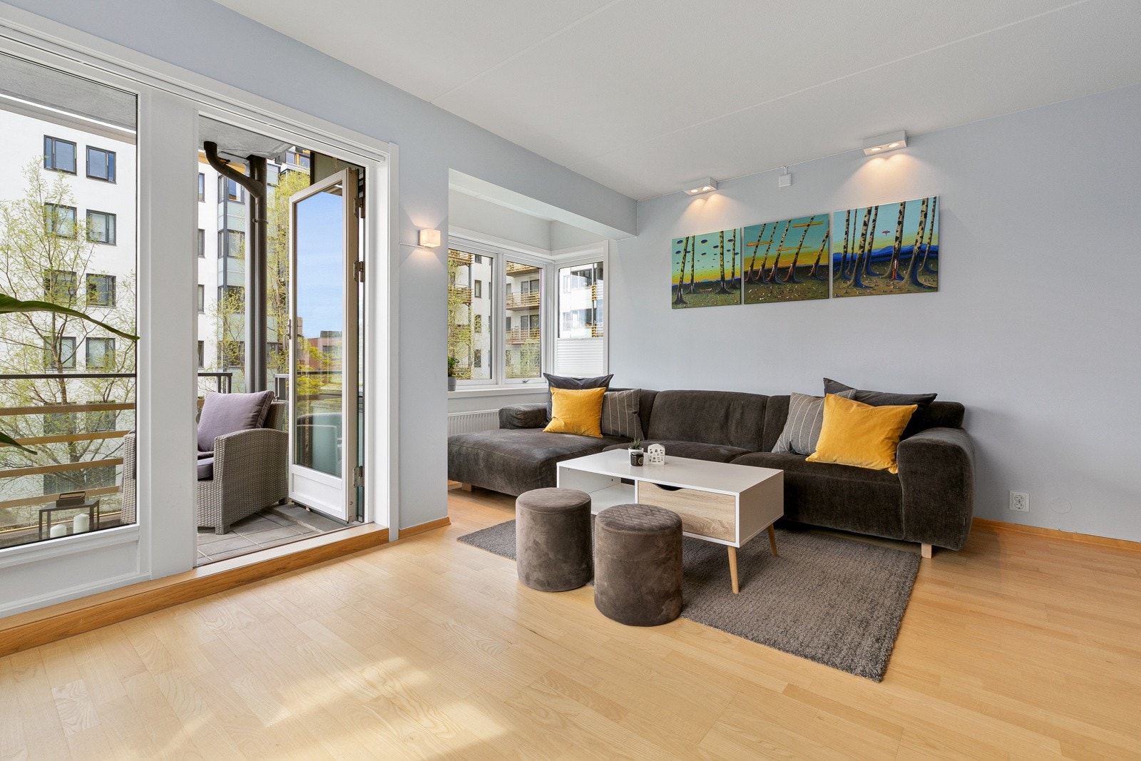 Lys og lekker hjørnestue med karnapp Galleribilde