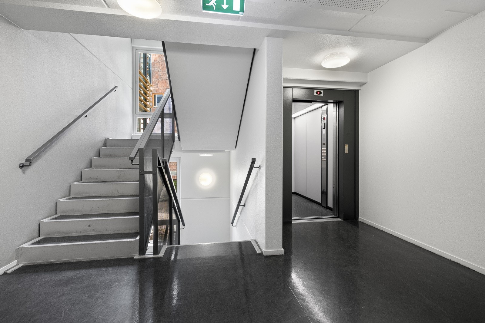 Flotte fellesarealer med både trapp- og heisadkomst til boligens etasjeplan Galleribilde