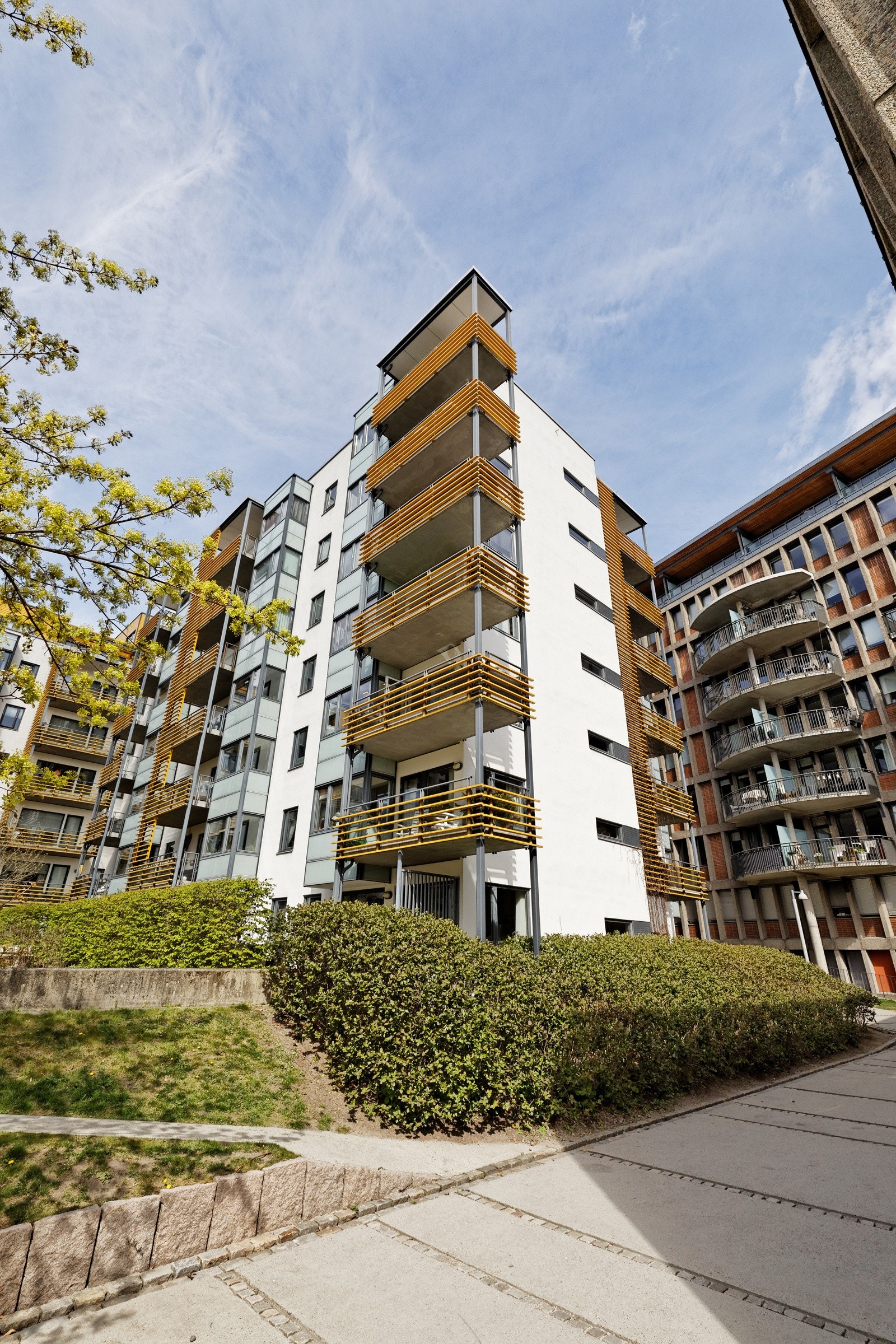 Leiligheten har en fin intern beliggenhet på hjørne av gården - ny i 2003 Galleribilde